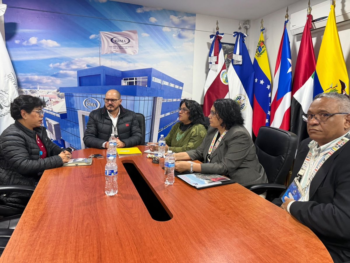 EmbaCuMex's tweet photo. 🇨🇺🤝🇲🇽 Cuba y México fortalecen los vínculos de cooperación en educación y turismo

La Consejería de Educación y la Consejería de Turismo de la Embajada de Cuba en México sostuvieron un encuentro de trabajo con Yonar del Sol, rector de la Universidad ISIMA de Toluca, estado de México y Norma Sánchez, directora de la carrera de Turismo, para explorar oportunidades de intercambio y el desarrollo de acciones conjuntas.

Durante el recorrido por los laboratorios de la Universidad ISIMA, la consejera de Turismo, Aleinor Zerquera Concepción, y la consejera de Educación, Dra. Rosa Álvarez Fundichely, conocieron de primera mano los espacios donde los estudiantes desarrollan sus habilidades y ponen en práctica los conocimientos adquiridos en especialidades como Turismo, Gastronomía y Mecánica Automotriz, entre otras. Estos laboratorios constituyen escenarios esenciales para una formación profesional integral, al vincular la teoría con la práctica, fomentar la creatividad y fortalecer las competencias necesarias para enfrentar los desafíos del mundo laboral.

La visita permitió apreciar las potencialidades de la institución y las oportunidades en áreas de interés común para promover el intercambio académico, de experiencias y buenas prácticas así como la movilidad académica entre Cuba y México, en favor de una formación profesional de calidad y pertinente.

Este intercambio abre nuevas perspectivas para impulsar proyectos de cooperación y fortalecer los lazos entre Cuba y México, a través de la educación, la cultura y el turismo.

#CubaNoEsUnaAmenaza