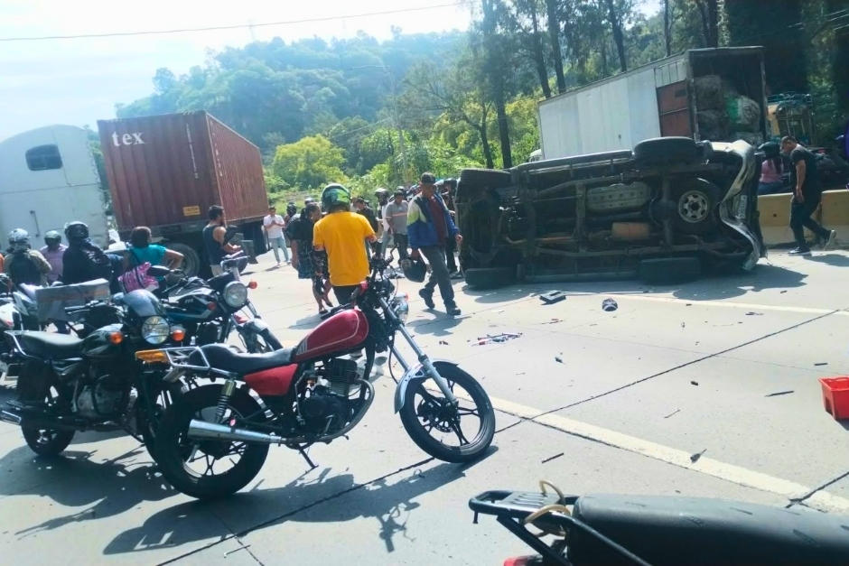 Vehículo queda volcado al chocar con un tráiler en la cuesta de Villalobos