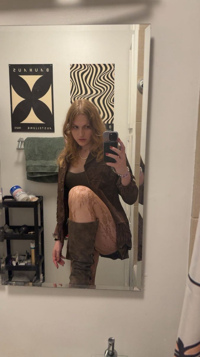 Guinforevere's tweet photo. boom hot picture this means i am now twitter famous and i get to stop applying to 100 jobs a week.. thank u https://t.co/kc5bHxai33