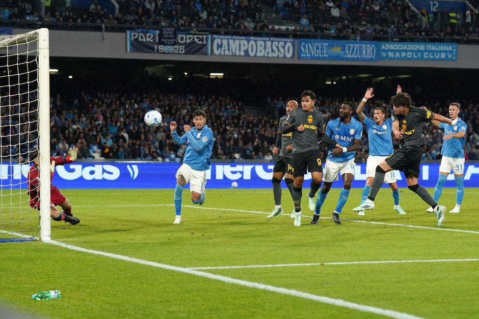 La Roma de Gasperini remonta y frena al Nápoli en un partido lleno de tensión