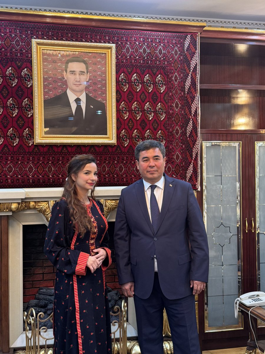 daryasysl's tweet photo. Türkmenistanyň Özbegistan Respublikasyndaky Ilçisi Şadurdy Meredow bilen 🇹🇲🇺🇿
Türkmenistanym benim ❤️ https://t.co/bFzlR3xi0s