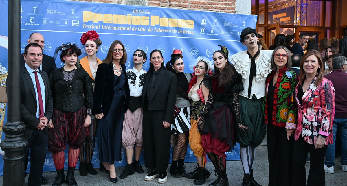 EstherPadillaR's tweet photo. Enhorabuena a los y las artistas reconocidos esta noche en los #PremiosPávez2026

Para hacer un cortometraje, una película, hace falta mucha gente, mucho talento en áreas que a veces son invisibles. Por eso son tan importantes premios así, que reconocen a todas las partes que forman la obra. No hay categorías grandes ni pequeñas, todas son imprescindibles.

Gracias por crear, por enseñarnos el mundo desde vuestra mirada, por reivindicar, por hacer arte y compartirlo.

Es un orgullo tener este festival en nuestra tierra, que reúne a tantos apasionados y apasionadas del cine, que crea comunidad y que nos acerca la cultura.

Que gran espectáculo habéis creado 👏