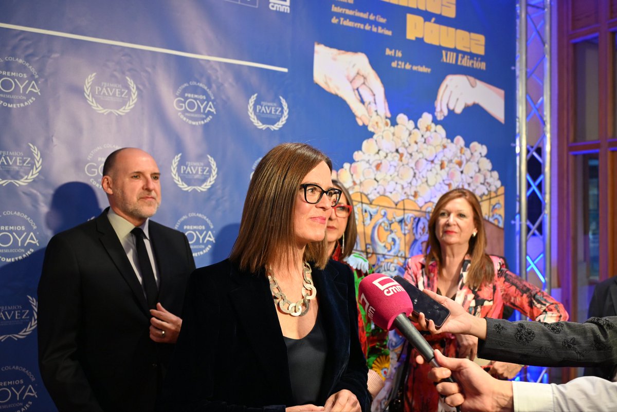 EstherPadillaR's tweet photo. Enhorabuena a los y las artistas reconocidos esta noche en los #PremiosPávez2026

Para hacer un cortometraje, una película, hace falta mucha gente, mucho talento en áreas que a veces son invisibles. Por eso son tan importantes premios así, que reconocen a todas las partes que forman la obra. No hay categorías grandes ni pequeñas, todas son imprescindibles.

Gracias por crear, por enseñarnos el mundo desde vuestra mirada, por reivindicar, por hacer arte y compartirlo.

Es un orgullo tener este festival en nuestra tierra, que reúne a tantos apasionados y apasionadas del cine, que crea comunidad y que nos acerca la cultura.

Que gran espectáculo habéis creado 👏