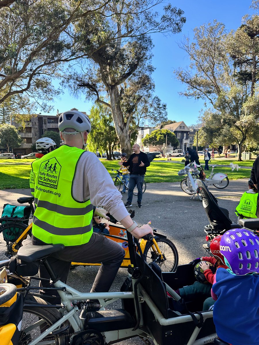 bilalmahmood's tweet photo. This morning we hosted the 5th Annual Firefighter Family Ride!

The event brings families and first responders together from Panhandle to Golden Gate Park, teaching kids safe active transportation skills in urban environments.

Thank you to @SFFDPIO @RecParkSF @SFSafeRoutes and @sfbike for organizing!
