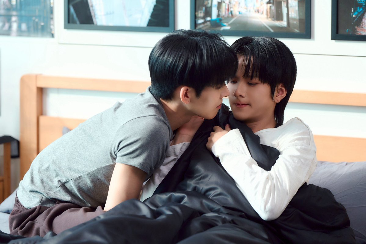 MrFanboySeries's tweet photo. MR FANBOY Recap 🖥️✨

หวานกันอยู่ดี ๆ ก็มีเรื่องที่ทำให้ต้องจัดการอีกและสิ่งที่ว่านกลัวมาตลอดมันก็ได้เกิดขึ้น คนทำก็ยังไม่รู้ว่าใคร ตัวว่านเองจะผ่านเหตุการณ์นี้ไปยังไง เติร์ดที่ยังคิดว่าไนน์เป็นคนทำและไนน์ทำจริงไหม 🥺

แล้วเรื่องที่เกิดขึ้นบานปลายไปถึงขั้นวิวโดนแฟนคลับไนน์ทำร้าย จนทำให้ว่านอยากยุติทุกอย่าง ทุกความสัมพันธ์ เหตุการณ์เลวร้ายจะจบลงยังไงนะ 😢

ทุกคนอินกับฉากไหนนน มาบอกมาแชร์กันได้น้าาา 😍

MR FANBOY CHAPTER 9
#MrFanboyEP9