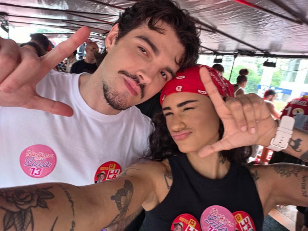 conexaojao's tweet photo. FAZ O L! Jão e Day Limns no ato final da campanha de Lula na Avenida Paulista. ❤️ https://t.co/m7fTdoeCAv