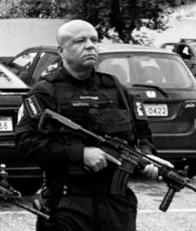 baudorio's tweet photo. ⚠️ATENÇÃO: O policial militar Charles Batista, de 45 anos, morreu na sexta-feira (23), após quase três meses internado. 

Ele foi baleado no rosto em 29 de julho, durante uma troca de tiros na Avenida Brasil, em Guadalupe, enquanto trabalhava pelo BPVE. https://t.co/oBRmoQdSMP