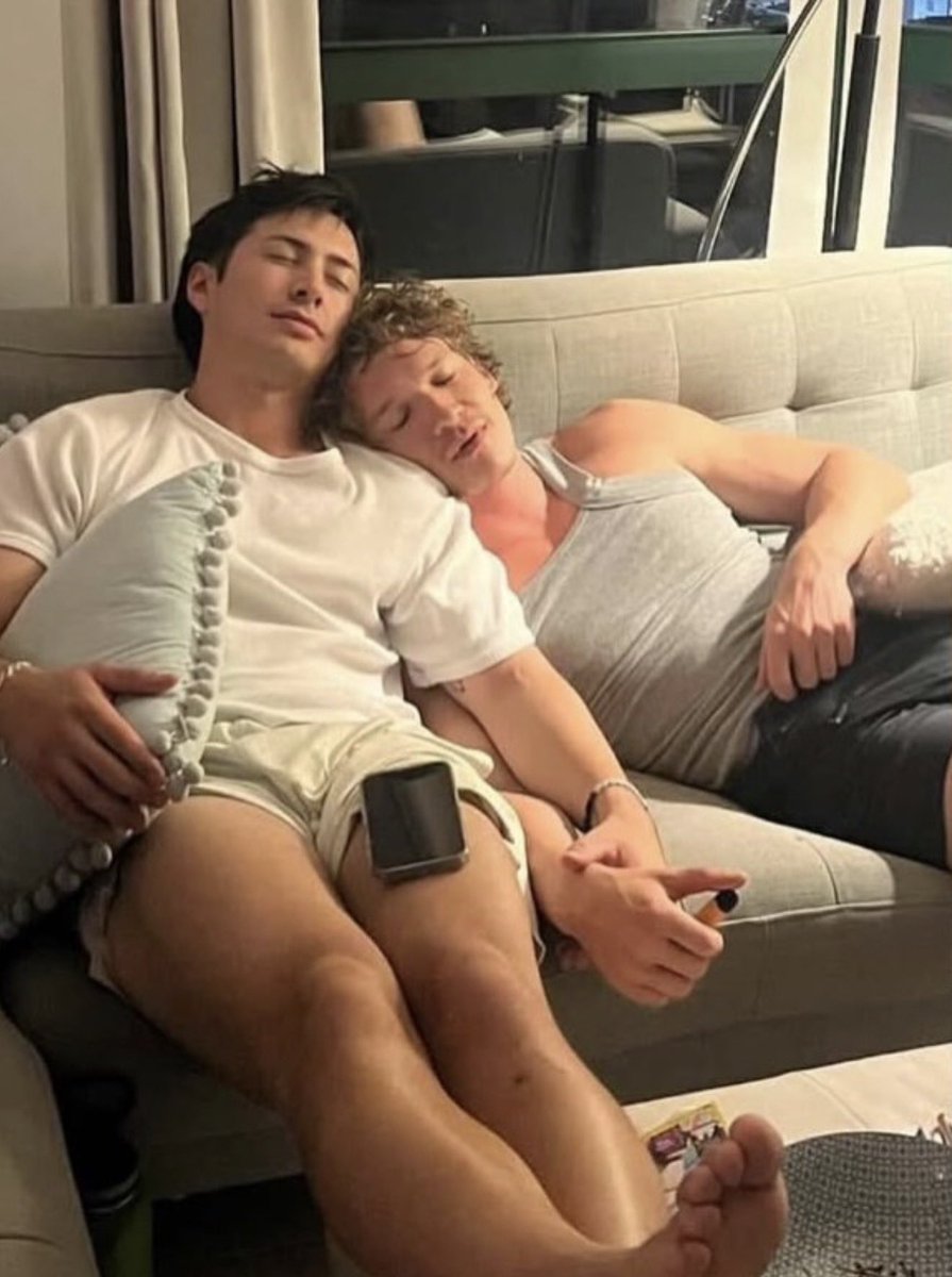 hopllander's tweet photo. i never noticed his toes here 🥺🥺🥺 #aw https://t.co/syoRDMmoZm