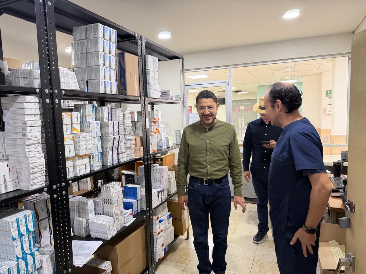 martibatres's tweet photo. Visitamos la Clínica Hospital del @ISSSTE_mx de Ciudad Guzmán, 𝗝𝗮𝗹𝗶𝘀𝗰𝗼.

Ahí acabamos de realizar obras:
Rehabilitación de baños y luminarias; pintura, impermeabilización y piso vinílico en hospitalización; modernización de la red eléctrica; nueva área de espera para el servicio de hemodiálisis; además de la incorporación de mastógrafo y electrocardiógrafo nuevos.