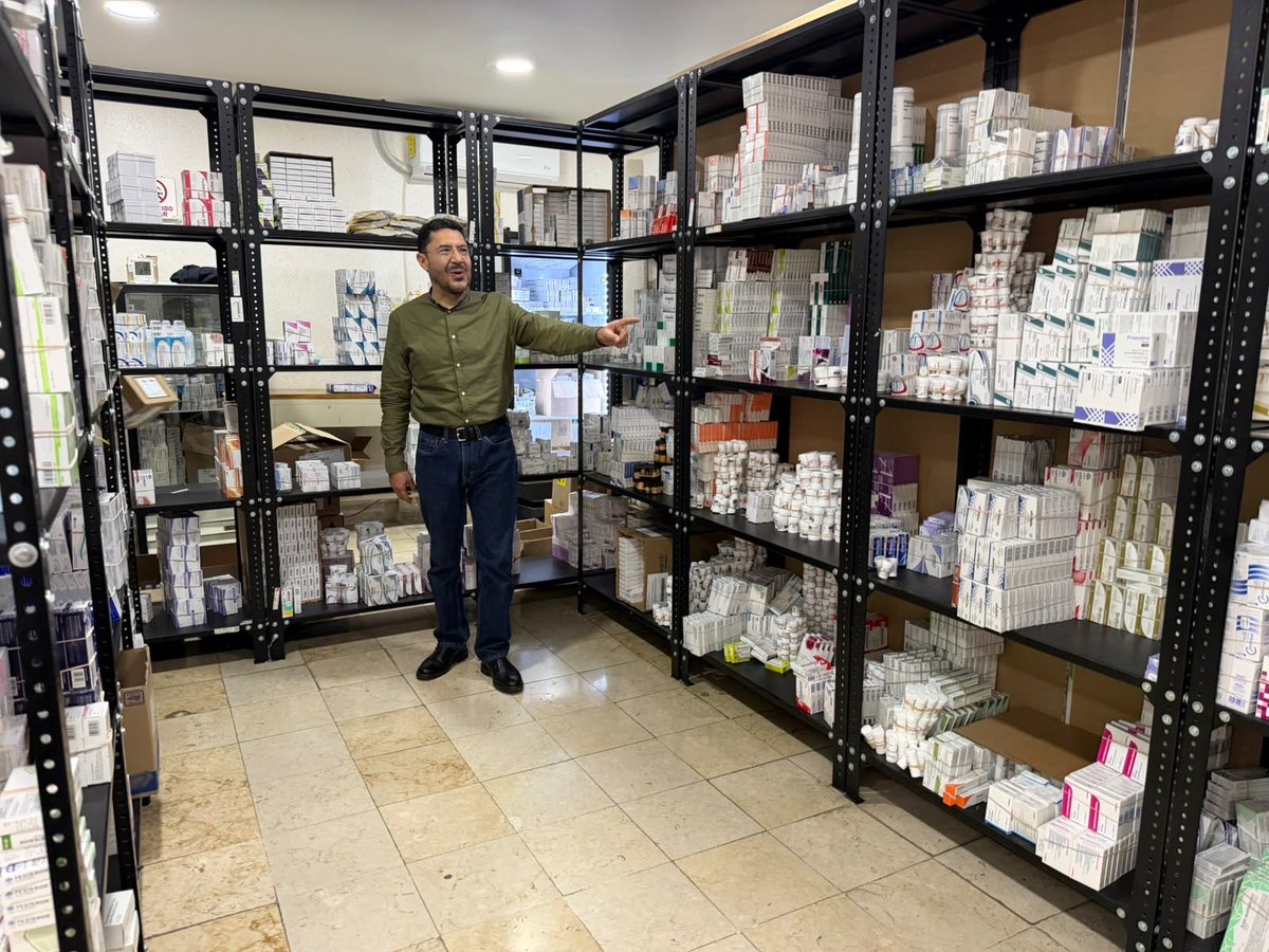 martibatres's tweet photo. Visitamos la Clínica Hospital del @ISSSTE_mx de Ciudad Guzmán, 𝗝𝗮𝗹𝗶𝘀𝗰𝗼.

Ahí acabamos de realizar obras:
Rehabilitación de baños y luminarias; pintura, impermeabilización y piso vinílico en hospitalización; modernización de la red eléctrica; nueva área de espera para el servicio de hemodiálisis; además de la incorporación de mastógrafo y electrocardiógrafo nuevos.