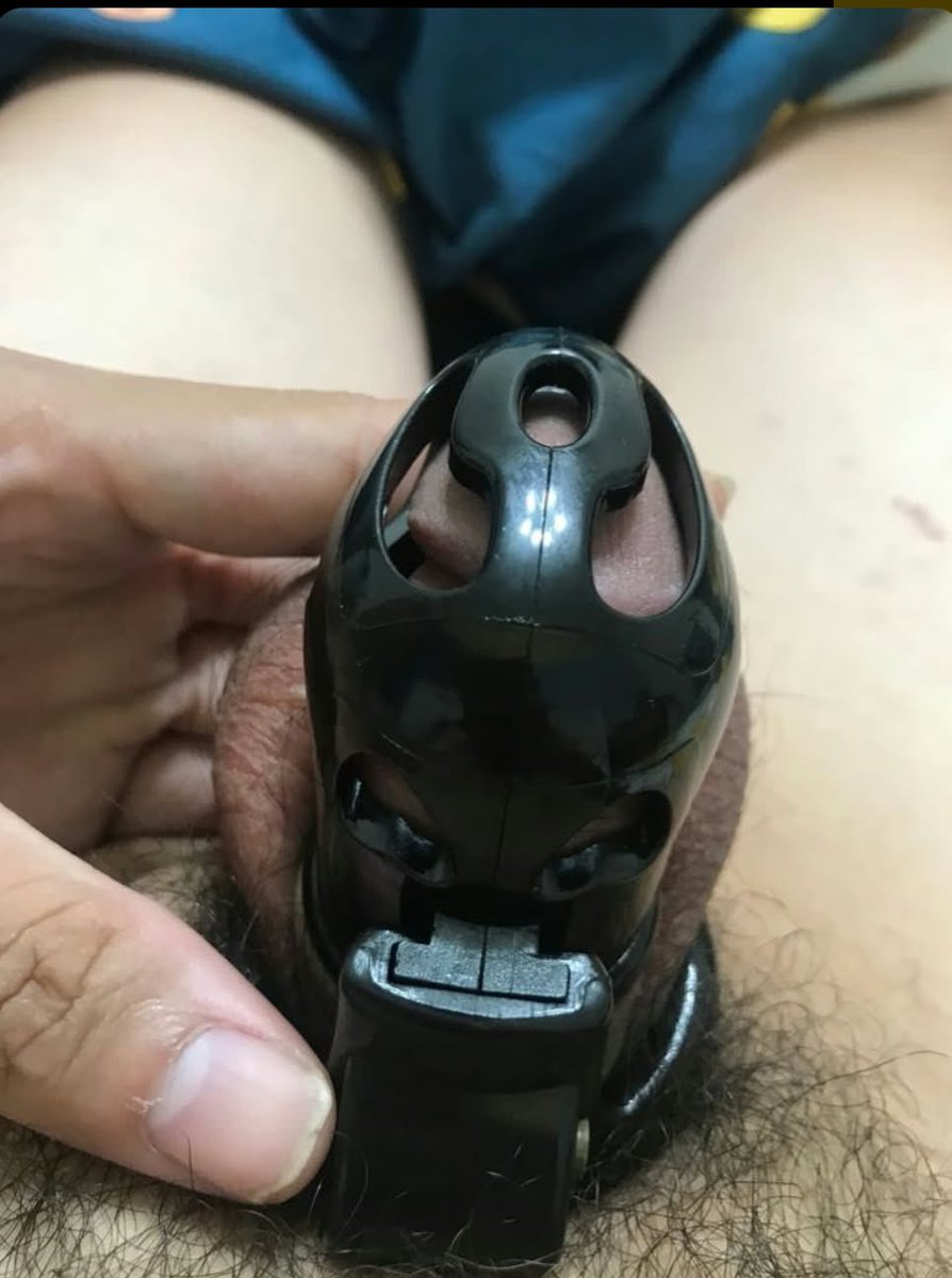 d774k's tweet photo. 沒想到我的主人是我朋友直接被命令把賤狗屌鎖起來，表現好就可以尻尻，表現不好在鎖一個月，在不乖綁起來抽跟電賤狗屌，我聽了馬上跟主人說我不敢了，我會乖乖的聽話，主人叫我汪一聲我就汪一聲，不敢不聽，每天���在期待主人的命令。 https://t.co/C0kGUEkAc6