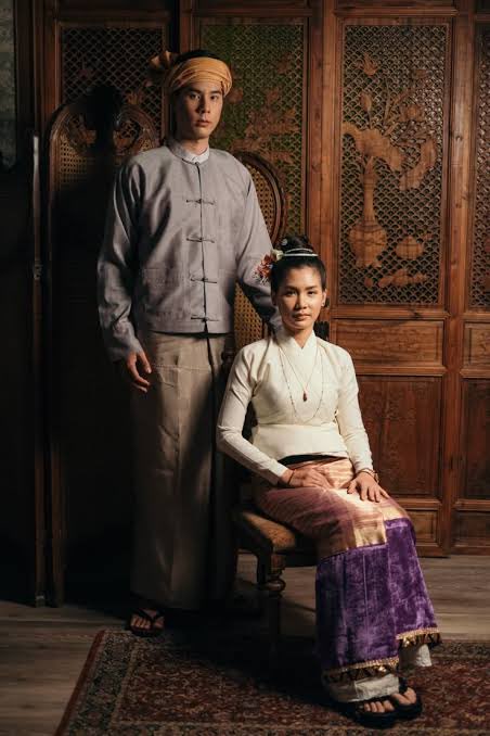 hllod5's tweet photo. ชาวไทเขินอยู่มาตั้งแต่สมัยล้านนา ขึ้นกับล้านนามาก่อน และบางส่วนก็อาศัยอยู่หลายจังหวัดทางภาคเหนือ จนต่อมาเชียงตุงโดนพม่ารวมเข้าไปโดยไม่ได้สมัครใจ
วัฒนธรรมการแต่งกาย ศาสนา ภาษาเขียนก็ใช้อักษรล้านนา https://t.co/aEabdfT5HR
