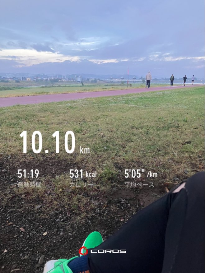 rinrin_runner's tweet photo. 破れたレギンスで走った、ライブランBU走🏃‍♀️💨

『同じ空の下、僕らは繋がっている。

それぞれの場所から、1つのゴールを目指して―』

(LRみどりんさんの歌より)

レースに出られる皆様のご無事を
お祈りいたします。

笑顔で！

楽しく！

走れますように🙏

ファイトー！！

˛˛ꉂ ೭(˵¯̴͒ꇴ¯̴͒˵)౨” https://t.co/UdN4Rdzs0A