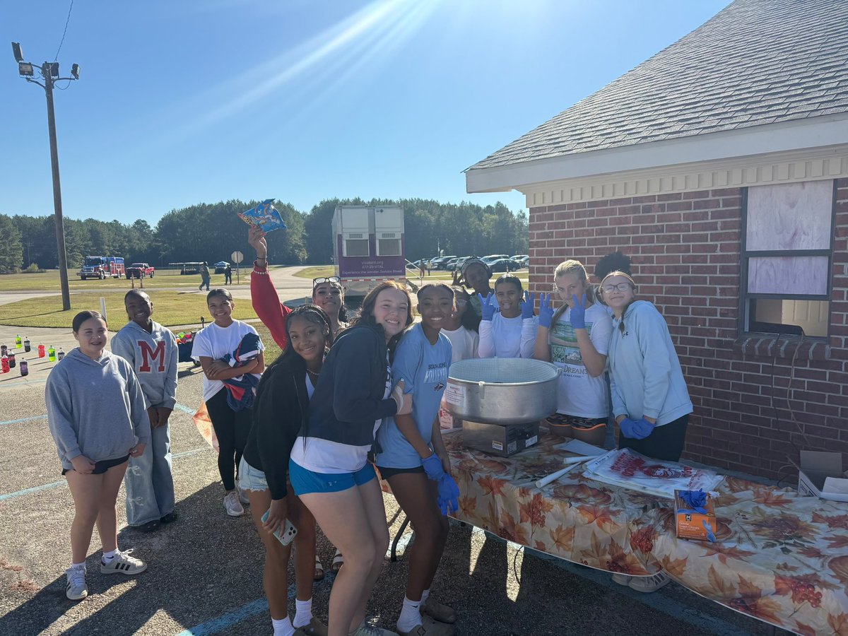 sojo_gbball's tweet photo. For the 2nd year, our Lady Braves showed up to serve our community! Matthew 9:37 reminds us of the importance of willing hearts and helping hands. Proud of our girls for giving back! 🏀 #BBB #MoreThanBasketball #ETT https://t.co/PoMT2xEctb