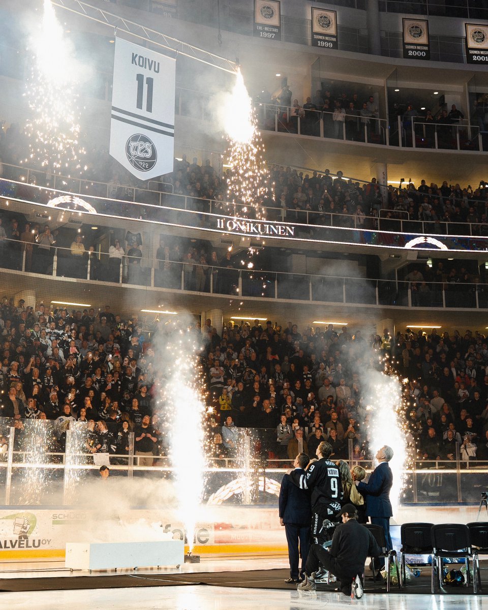 CanadiensMTL's tweet photo. Nous souhaitons féliciter Saku Koivu, dont le numéro 11 a été retiré par le HC TPS en Finlande!

Congratulations to Saku Koivu, whose number 11 was retired by HC TPS in Finland!

📸 HC TPS https://t.co/r0pCmmHu1o