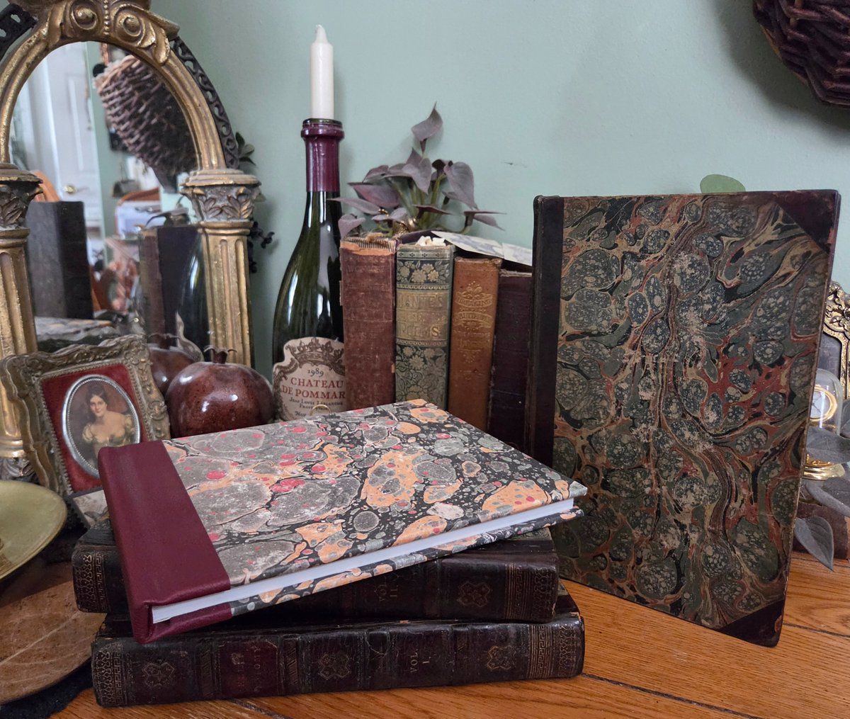 CryptidPiers's tweet photo. I love showing these gorgeous 1811 Third Edition medical anatomy texts by John Bell, the Scottish surgeon who attended Mary Shelley (among many other notable names) and whose work was part of her inspiration for Frankenstein. They have 36 absolutely stunning sketch plates https://t.co/TLNbkAny9U