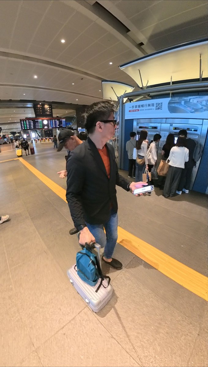 eugenepechang's tweet photo. 車站大廳裡，我滑手機、拉行李，卻不急著趕路。手機有票、地圖與行程，箱子越輕，能帶走的反而越多。移動成了資產，也像練習更精準地收納生活。低頭的人都在跟遠方確認來了或要離開。你上次獨自拉行李站在車站，是什麼時候？
https://t.co/MYWZLV6xdg https://t.co/GnhEVuL93p