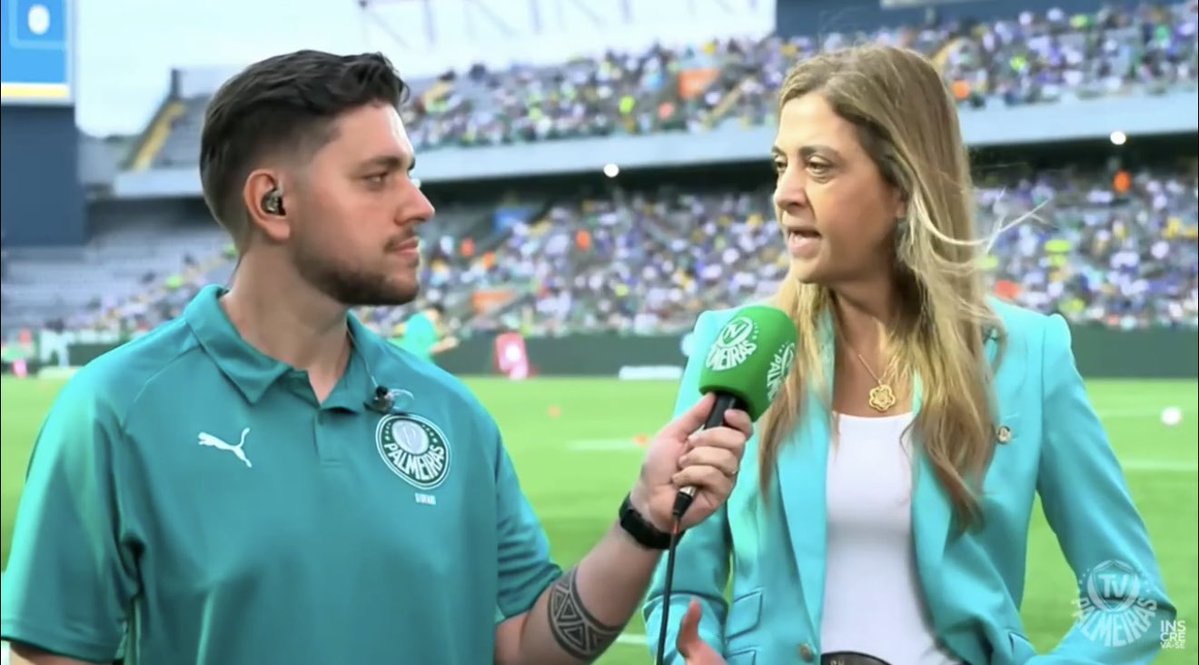 futebol_info's tweet photo. 🚨 Presidente do Palmeiras, Leila Pereira detona Flamengo por tentar mudar classificação à final da Libertadores: 'RIDÍCULO'

"Coisa feia. Ridículo. A presidente do Palmeiras é muito sincera. O que me interessa é que o Palmeiras chegou em mais uma final dentro das 4 linhas. É ridículo tentarmos subterfúgios para termos êxito, sem nenhum motivo."

"Ano passado estivemos em Lima, aconteceu o que aconteceu. Calçamos a sandália da humildade, trabalhamos e estamos novamente numa final de Libertadores, disputando também na Copa do Brasil, brigando no Brasileirão, campeões do Paulistão..."

"É ISSO QUE FALTA NESSE CLUBE QUE ESTÁ TENTANDO MEXER OS PAUZINHOS. Calcem a sandália da humildade, reconheçam. O Palmeiras está na final, o Estudiantes está na final e vai ser um lindo espetáculo em Montevidéu."

📸 Reprodução/TV Palmeiras