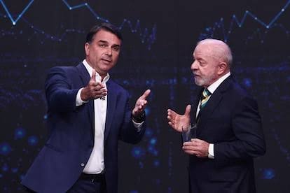 Formula_Music's tweet photo. ¿CON QUIÉN TE QUEDAS? 🇧🇷

🔄 Flávio Bolsonaro
❤️ Lula https://t.co/4r99JrtWub