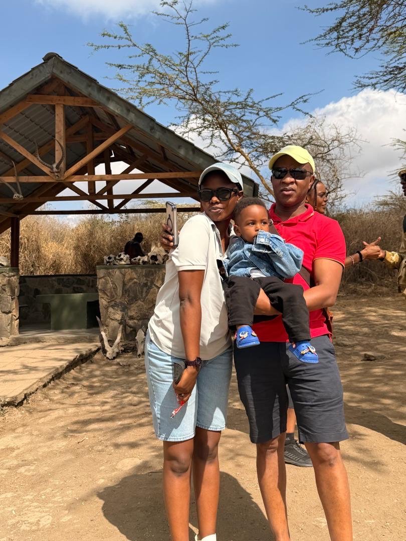 mukigawamuhoozi's tweet photo. Impanga zorukundo @FrankGashumba and @@Malaikagashumba 
 n’umwana wabo Umwami Rwabugiri 

So this couple they wear same size shirts,shorts, same height,their legs are same size eeehh what a miracle! https://t.co/8iLWL2cxCh