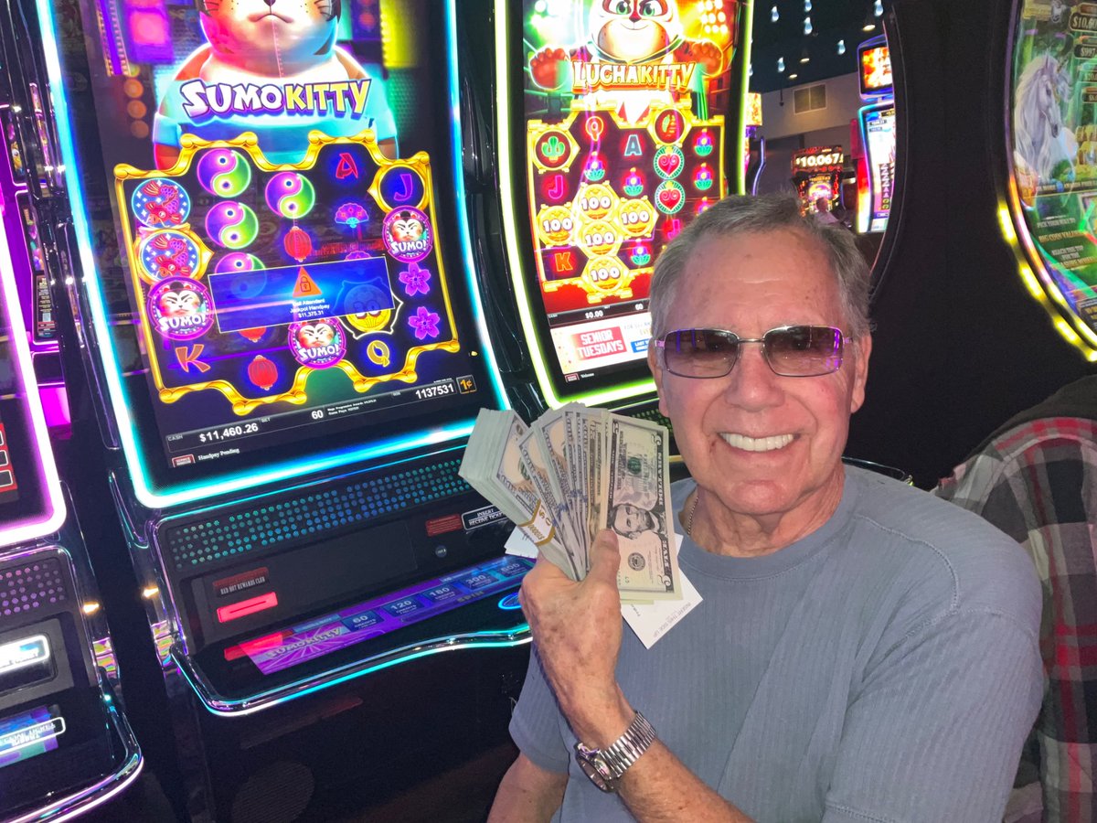 FireKeepers's tweet photo. Big kitty energy. 🐱💰 Gary hit an $11,376 jackpot on Sumo Kitty, and that's one mighty fine payday for this #MoneyKeeper! 🔥 #GetYourVegasOn https://t.co/gD3JdGLajZ