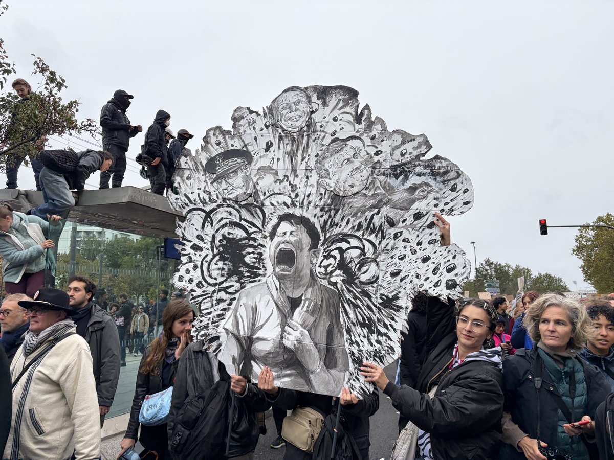 zoe__cooper's tweet photo. for @hyperallergic, I reported from the massive protests on the streets of Paris today

https://t.co/WWFBEB90mZ https://t.co/5j5BEXRSEN