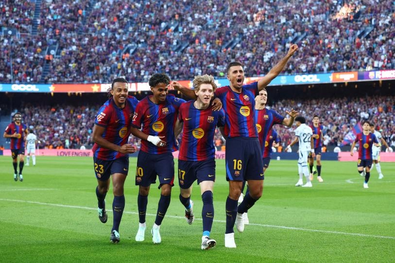 SolDelSureste's tweet photo. ⚽#Deportes| El clásico español enfrenta al Barcelona y Real Madrid por el récord de victorias consecutivas en LaLiga.

Nota completa 🗞: https://t.co/pqDutA2lw7

✨Síguenos en Redes Sociales

|#Noticia |#España |#ElSolDelSureste https://t.co/NjCm1bHVpu