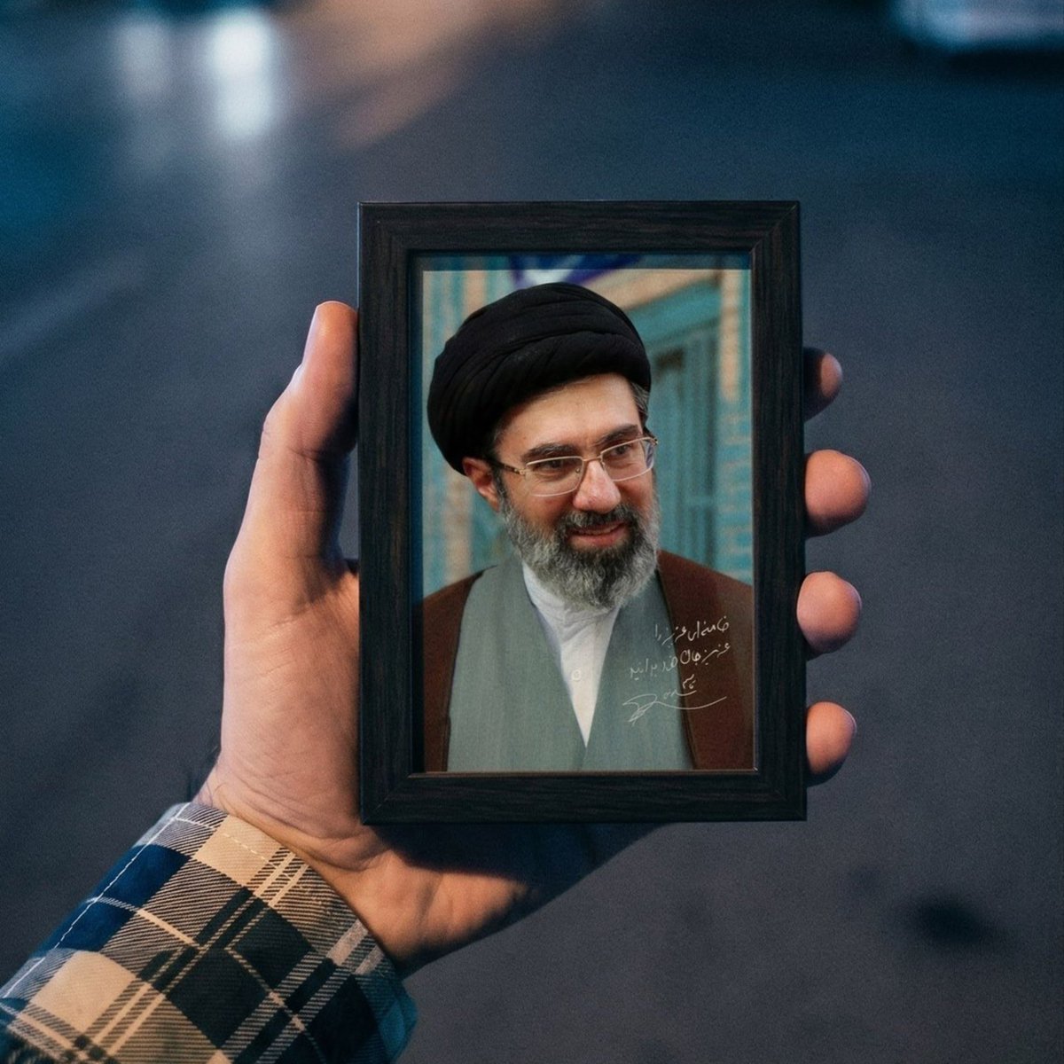 tavabinam's tweet photo. ما با خامنه‌ای جوان دنیا رو فتح میکنیم! ان‌شاالله https://t.co/nwW8sOzG1a