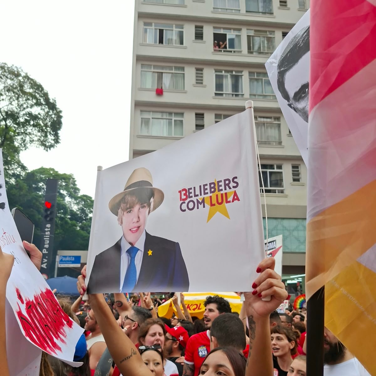 biebrupdates's tweet photo. 📍 Avenida Paulista - São Paulo. https://t.co/ItzdBHRrly