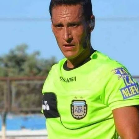 Porquettargasce's tweet photo. "Adrián Franklin"

Porque el árbitro fue uno de los artífices para que Quilmes se salve del descenso. San Martín de Tucumán fue nuevamente perjudicado. https://t.co/rm4EqbRh7s