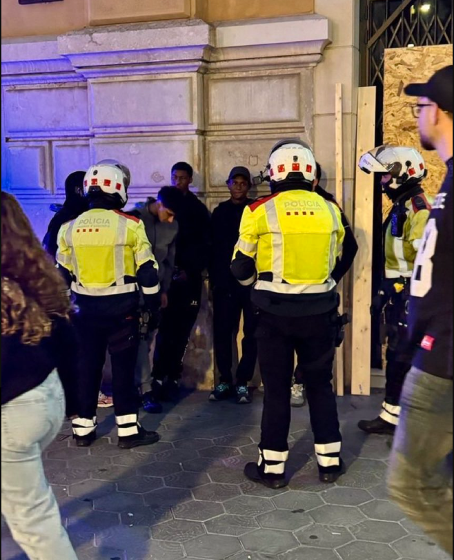 Mirjam152's tweet photo. Nu ook rellen in Spanje, met - niet te geloven - exact dezelfde relschoppers als in Frankrijk en Brussel. https://t.co/i8CpsVrMHX