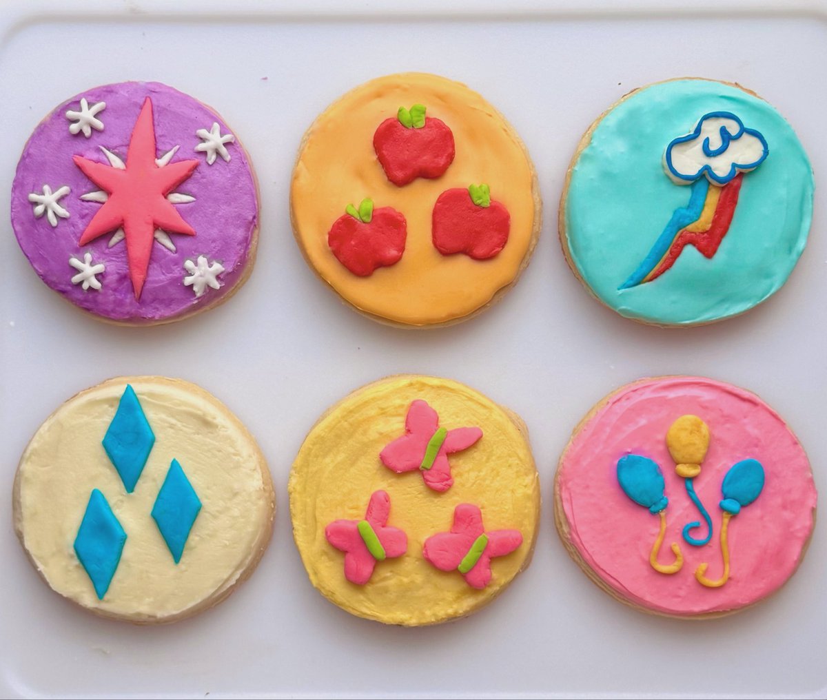 bearberryvee's tweet photo. i made mane six cutie mark cookies https://t.co/XfItcbHU27