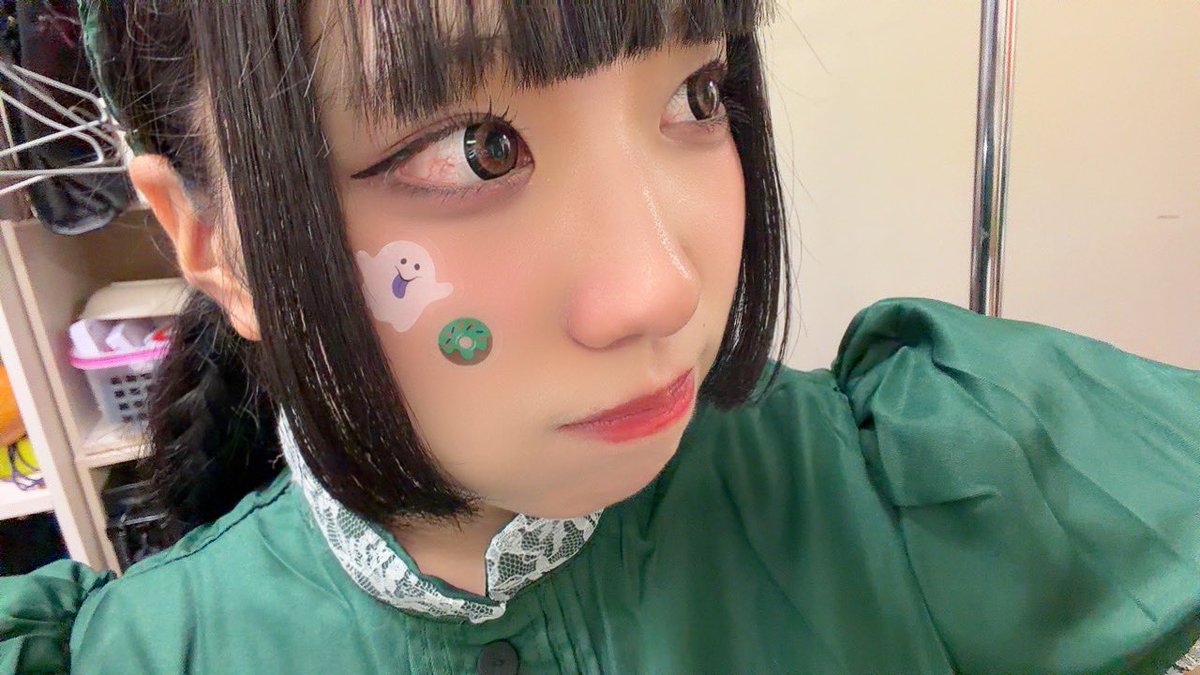 makoto_OGP5's tweet photo. おはよー！！

顔におばけつけてた👻 https://t.co/H1vydPTdfs