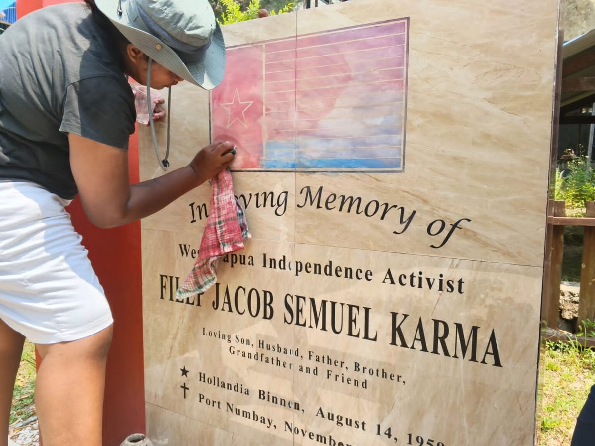 andreasharsono's tweet photo. Ukiran bendera Bintang Kejora yang terukir di batu granit makam tokoh politik perjuangan Papua Merdeka, Filep Karma, ditutupi cat berwarna merah dan putih. Keluarga Karma memperbaiki makam dr vandalisme https://t.co/mP5PiARS0N https://t.co/17ZM0wPTKT