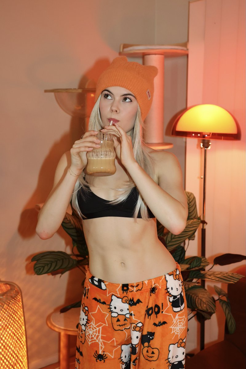 cassiabree's tweet photo. Spooky Season 🎃🧡 https://t.co/YHGD5MLrEg