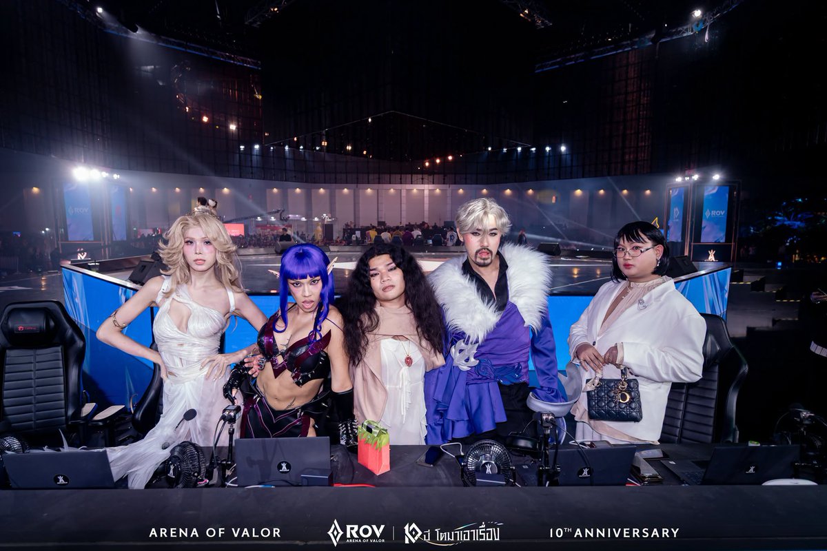 GarenaRoVTH's tweet photo. ภาพบรรยากาศความสนุกจาก 4 ทีมตัวตึง 
ในการแข่งขัน RoV Abyssal All Stars ⭐
และขอแสดงความยินดีกับทีมชนะเลิศ ทีมหินแตก 💚

#RoVAbyssalAllStars
#ทีมหินแตก #ทีมอเวนเจอร์เสื้อปุ๋ย #ทีมแก๊งนางฟ้า #ทีมตัวพ่อเลนเดียว #RoV #AbyssalAllStarChallenge #RoV10ปี #RoV10ปีโตมาเอาเรื่อง #ArenaoftheDecade