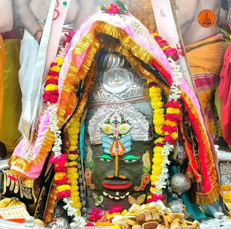 cwsvg's tweet photo. #ॐ_जय_श्री_महाकाल ☘️🌹🙏
#श्री #महाकालेश्वर #ज्योतिर्लिंग #भस्म_आरती #श्रृंगार #दर्शन | #उज्जैन 🔱💥 #२०८३_विक्रम_सम्वत् #आश्विन #शुक्लपक्ष #चतुर्दशी #25Oct2026 #रविवार #Sunday https://t.co/F0Ff68RllC