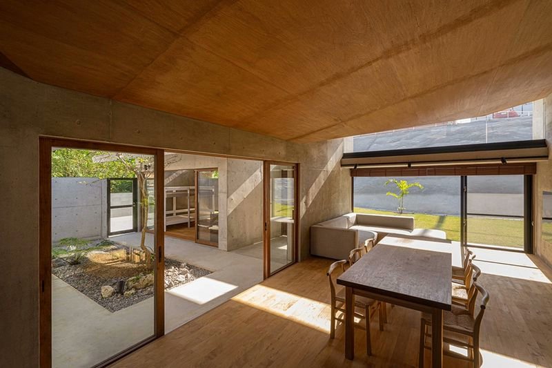 tecture1's tweet photo. 【軒下空間を共有してほどよい距離感でつながるコートハウス｜A Court House That Shares the Space under the Eaves and Connects with a Moderate Sense of Distance】  

松本の家 / STUDIOMONAKA @STUDIOMONAKA1 
Design Keywords…
平屋 / 水回り棟と居室棟 / 中庭を介して繋がる / 開き過ぎず、閉じ過ぎず / アマハジ的空間

詳しい設計背景や、より多くの画像はリンクから▼▼▼ 
https://t.co/b8rVD7CVoo 

#TECTUREMAG過去記事 
#TECTUREMAGDIGOUT 

Photographs: Kazuoki Yasugi