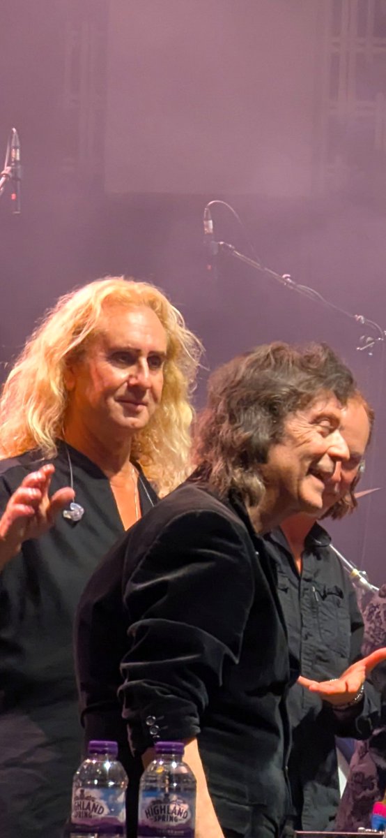 Triumphatism's tweet photo. To see @HackettOfficial up close and do 'that' solo has been on bucket list for years.
Plus to get 'Suppers Ready' in full was fantastic. 
What a great band #SteveHackett has surrounded himself with.
#Liverpool #Philharmonic #Genesis https://t.co/ZStnudIMd3