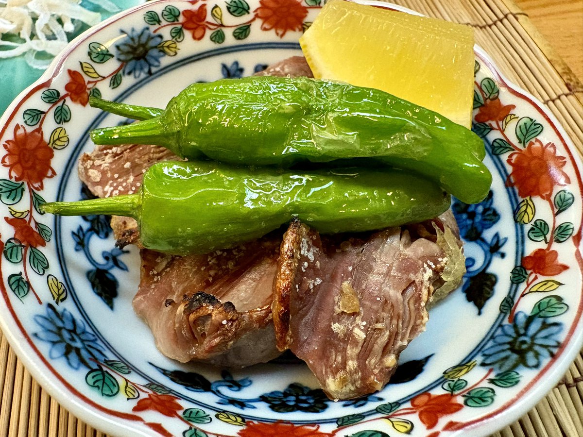 RayMk2Renatus's tweet photo. 昨日の飲みの続き。
刺身の後は砂肝焼き、鯛頭の塩焼き、山芋の梅たたき、親子丼とメシも酒もがっつり楽しみました。
日本酒4合も飲んで、こんだけうまい料理食ってれば心も腹も満たされます。 https://t.co/iVBYmruQ8x