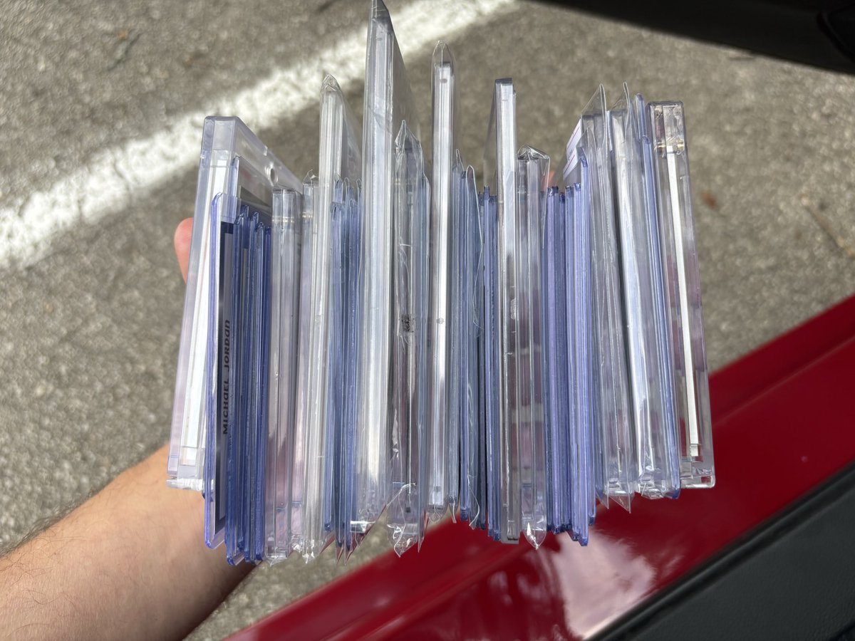 MattMoczy's tweet photo. Card show snags coming to the timeline shortly! 👀

Haul required the jumbo grip today 🖐️ https://t.co/3yKKY4qoSt
