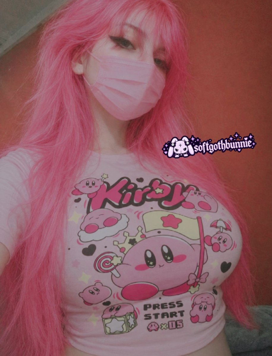 SoftGothBunnie's tweet photo. Me vinieron a ver con una polerita de regalo, aunque como todo, me queda un poco chica sksjkdb https://t.co/XQ6mu8GS2l