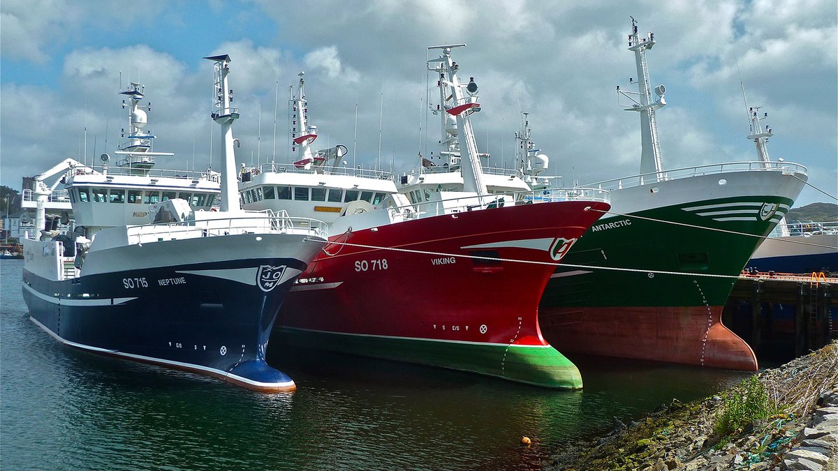 france_soir's tweet photo. 🎣 Les navires de plus de 25 mètres pourraient être exclus de la côte, du Mont-Saint-Michel à la frontière belge. La France lance une procédure, mais reste suspendu au feu vert de la consultation européenne. 🇪🇺
#Pêche #PêcheArtisanale #Manche
L’article en 1er commentaire 👇 https://t.co/BdD0wcUBL8
