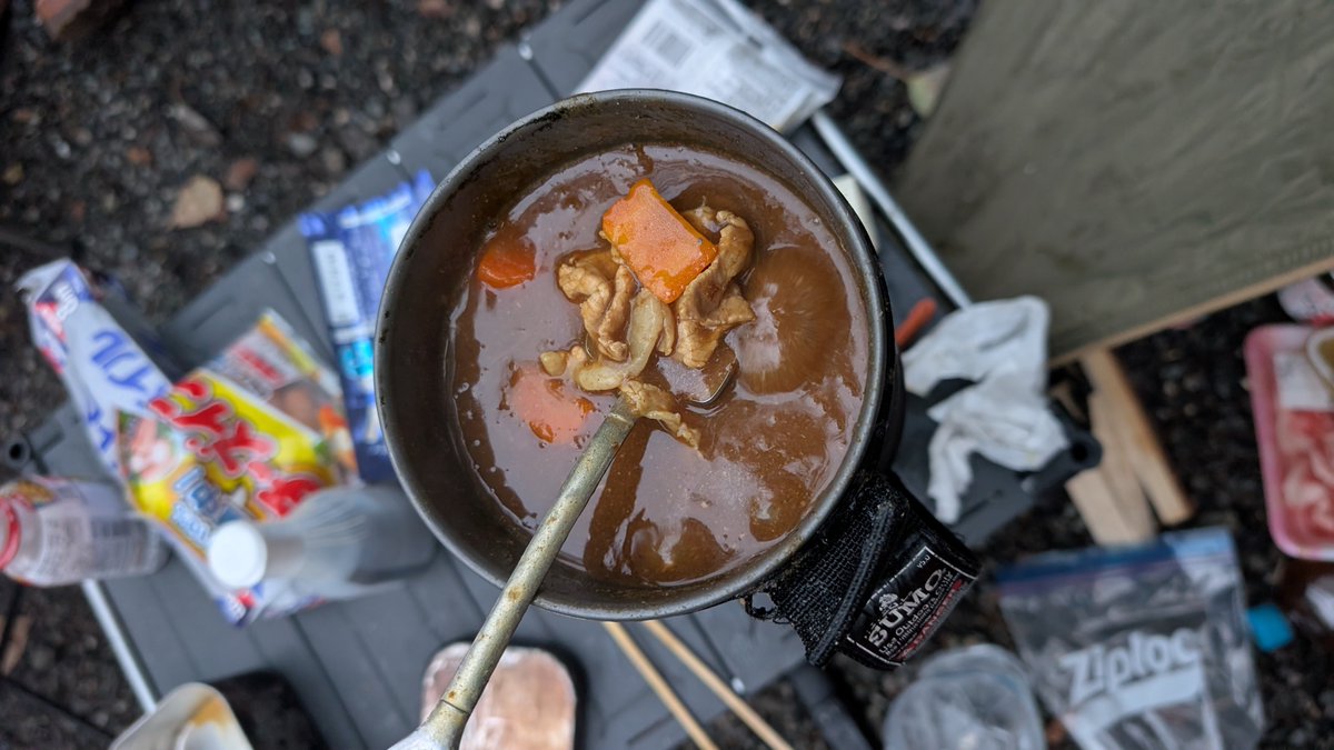 DUNAMES11's tweet photo. 清里中央オートキャンプ場でキャンプツーリング
雨の中でも走りきっていっぱいお料理しました！
カレーも美味しく作れたしふぐひれ酒は美味しいしで最高ですなぁ
#志狼ツーリング https://t.co/nZ9EVZI7Fo
