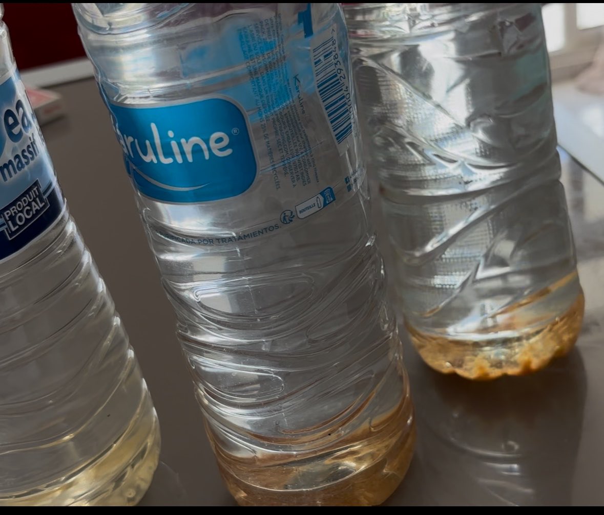 Mieliyssa's tweet photo. Et pour information voilà à quoi ressemble l’eau des robinets quand on la met en bouteille si on la laisse quelques jours sans la chauffer (donc imaginez les dépôts dans les réservoirs des particuliers). 
Même robinet mais eau tirée à des périodes différentes https://t.co/9dJZRWSf7Y