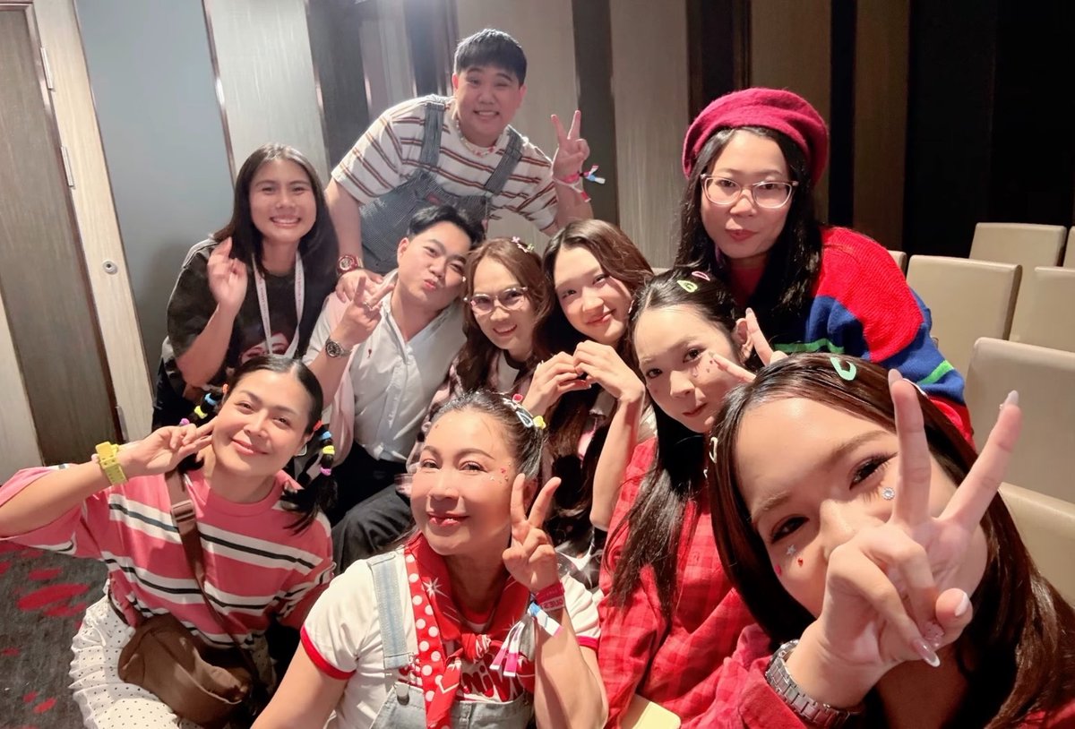 GessicaNawakhun's tweet photo. Cute Atom com amigos e a Mãe e irmãs da Faye 🤌🏻🤌🏻🤌🏻

#FayeAtom https://t.co/9cZ6XMOnck