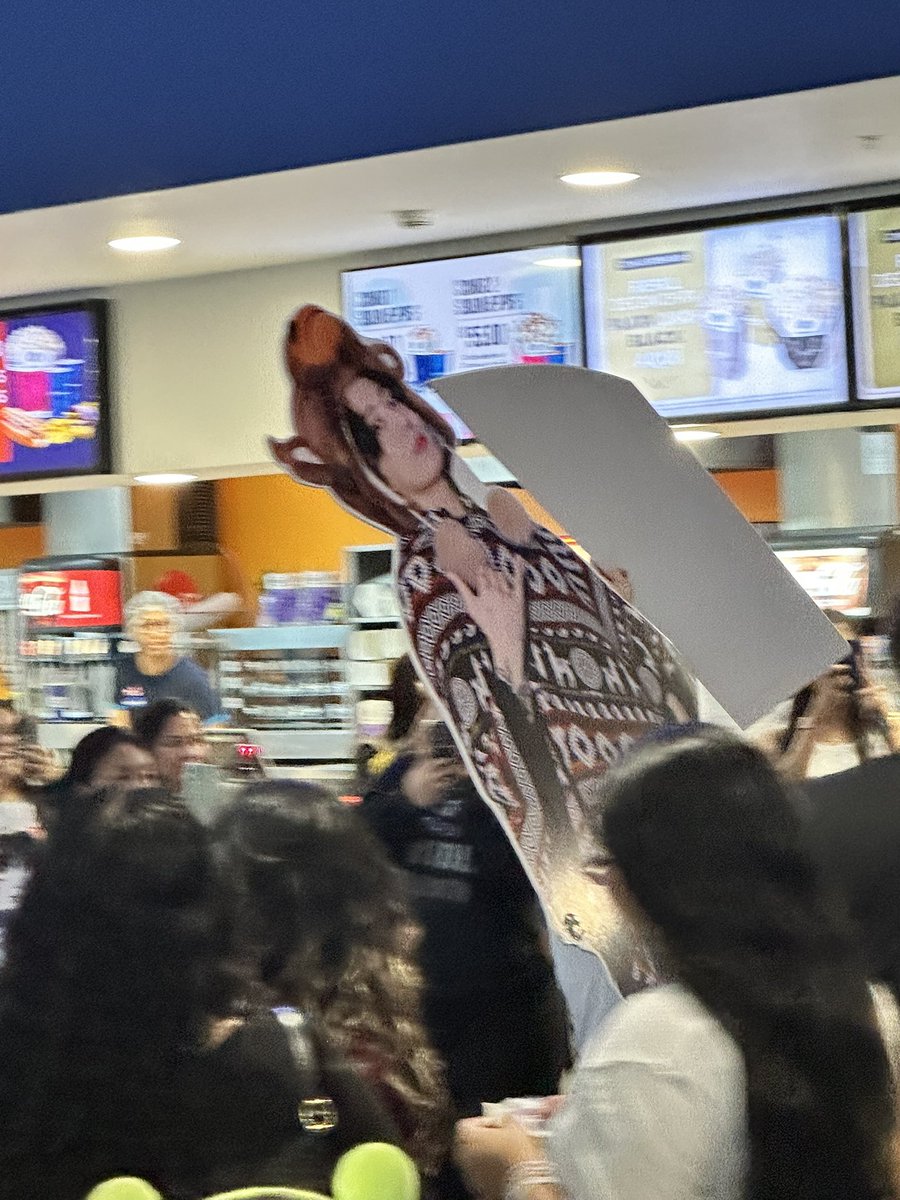 thvntkk's tweet photo. ME DA FOMO PORQUE ESA ES PARA SALA 6 PTM Y YO SOY 5 😭😭😭 https://t.co/BCARGhMZqd