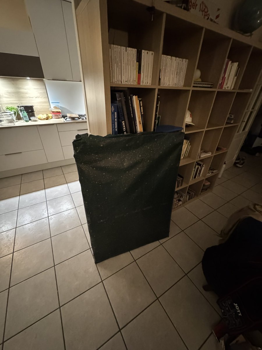 insert_a_brain's tweet photo. JE SUIS L’HOMME LE PLUS HEUREUX DE CETTE PLANÈTE MERCI TWIN ET OOMFS https://t.co/KaWKltefVj