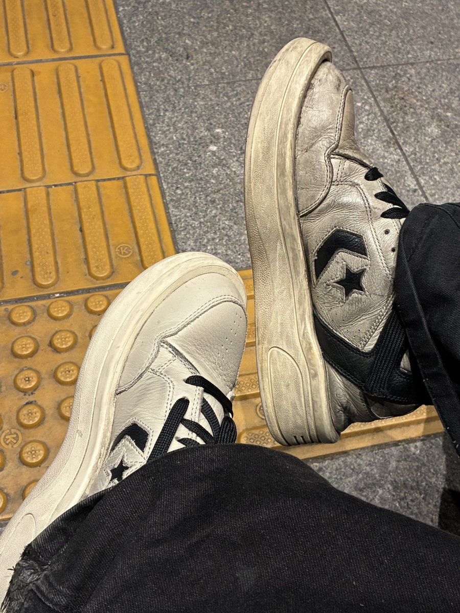 404notfound_ara's tweet photo. 같은 신발임 https://t.co/WYBzEiwyFy