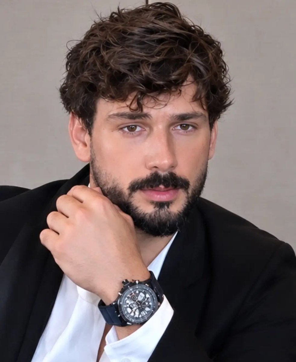 denizcan_93's tweet photo. دينيزجان من كواليس جلسة تصوير لصالح مجلة ELLE Men Arabia 🖤🤍💫

#DenizCanAktaș #ELLEManArabia #HUBLOT https://t.co/nKi8I1BkBR